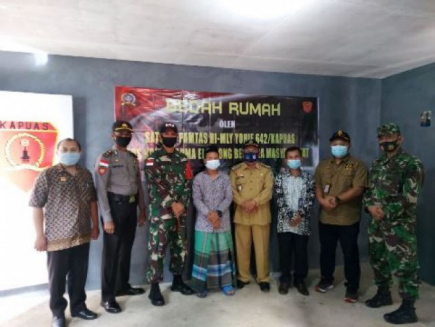 Prajurit Yonif 642 Kapuas Renovasi Rumah Tidak Layak Huni