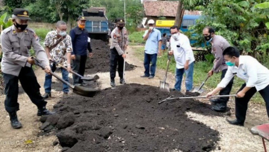 SMSI Sumbang Jalan dan Sarana Sanitasi untuk Warga