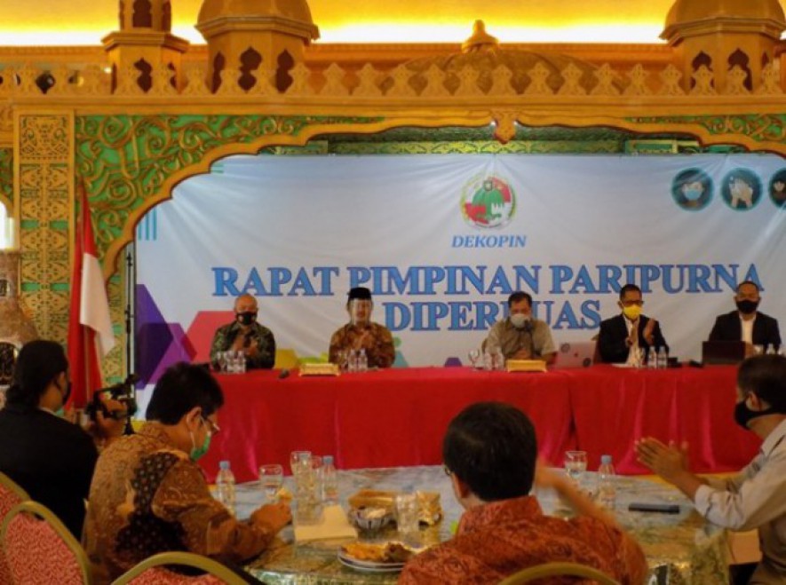 Ketua Umum Dewan Koperasi Indonesia Nurdin Halid didampingi Ketua Dewan Penasehat Dekopin Prof. Jimly Asshiddiqie (kedua dari kiri) memimpin Rapat Pimpinan Paripurna Dekopin di Jakarta, Selasa (12/1/2021).