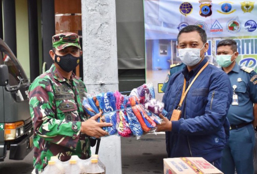 Regional Manager SDM dan Umum Pelindo III Regional Kalimantan Wahyu Eko Yulianto saat menyerahkan bantuan kepada korban banjir di Desa Teluk Selong Kabupaten Banjar Kalsel