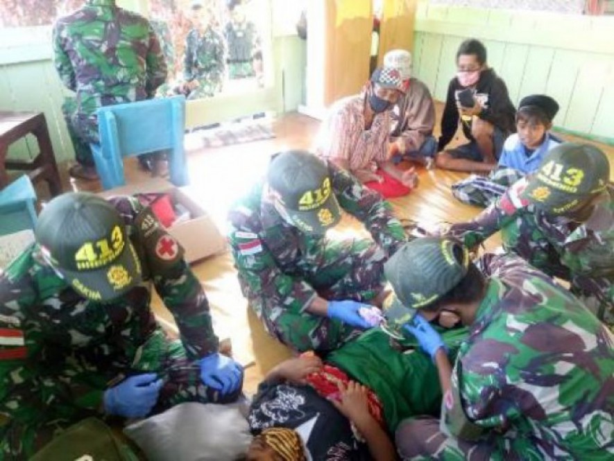 Satgas Yonif MR 413 Kostrad Bantu Proses Khitan Warga