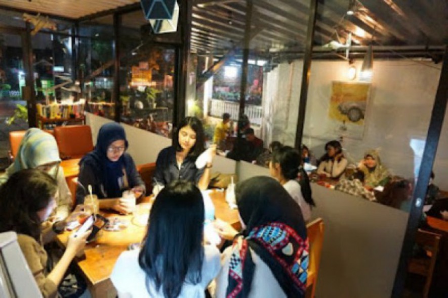 Suasana cafe yang ditongkrongi anak muda