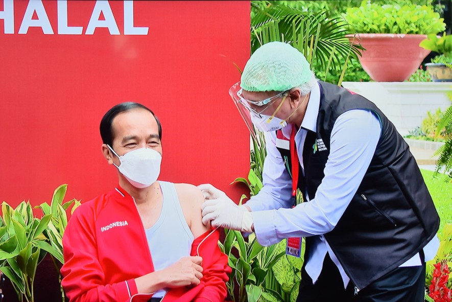 Presiden Jokowi Bersama Vaksinator Abdul Muthalib Setelah Menerima Vaksin COVID-19 Dosis Kedua (Photo by Humas/Jay)