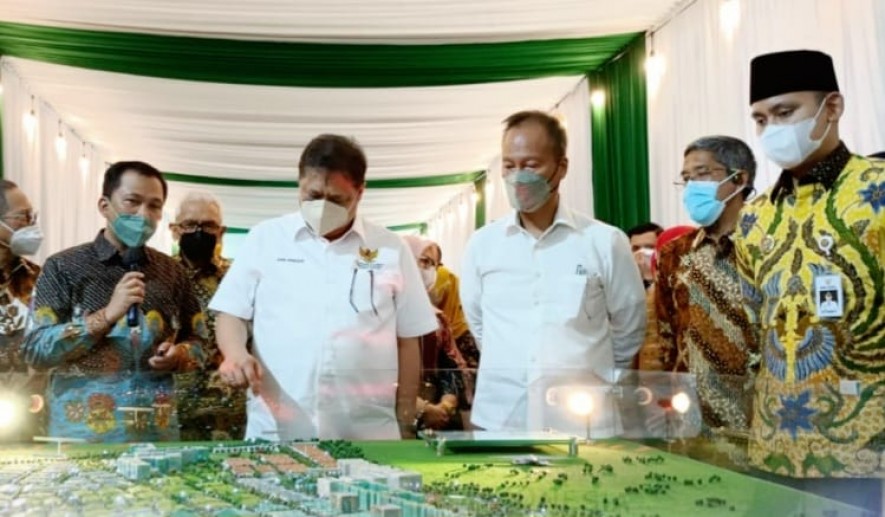 The Coordinating Minister for the Economy, Airlangga Hartarto, accompanied by the Minister of Industry Agus Gumiwang, visited the Kendal Industrial Park (KIK) located in Kendal Regency, Central Java. 