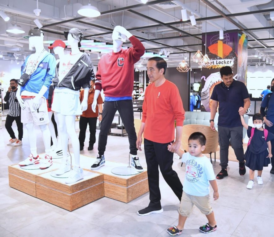 Indonesian President Joko Widodo (Jokowi) visited DeliPark Mall, Medan City, North Sumatra Province, on Thursday (09/02/2023). (Photo: BPMI Setpres/Rusman) 