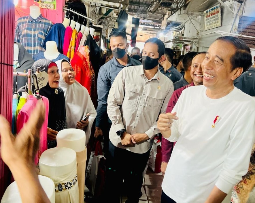 President Jokowi visits Batuphat Timur Market, Lhokseumawe city, Aceh province, Friday (02/10). (Photo by: Bureau of Press, Media, and Information of Presidential Secretariat) 