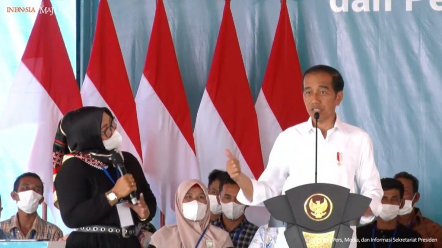 President Jokowi handed over the 2023 KUR and launched the Digital Farmer Card, Friday (10/02/2023), at PT. Pupuk Iskandar Muda, North Aceh Regency. (Photo: Screenshot of the Presidential Secretariat YouTube)