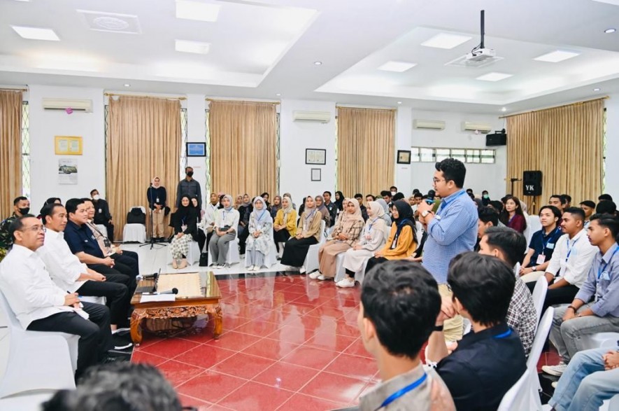 President Jokowi on Friday (02/10) met with a number of young Acehnese at PT Pupuk Iskandar Muda Meeting Hall, North Aceh regency, Aceh province. Photo by: BPMI of Presidential Secretariat/Laily Rachev. 