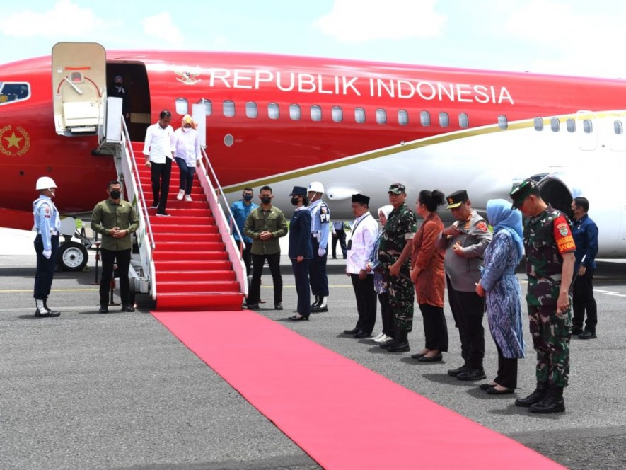 President Jokowi and First Lady Iriana arrived at the Husein Sastranegara TNI Base, Bandung, Sunday (05/03/2023). (Photo: BPMI Setpres/Kris)