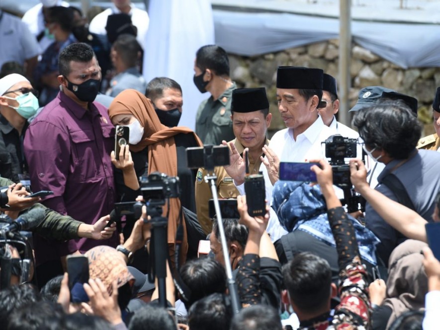 President Jokowi gives a press statement, at the Al-Ittifaq Islamic Boarding School, Kab. Bandung, West Java, Monday (06/03/2023). (Photo: BPMI Setpres)