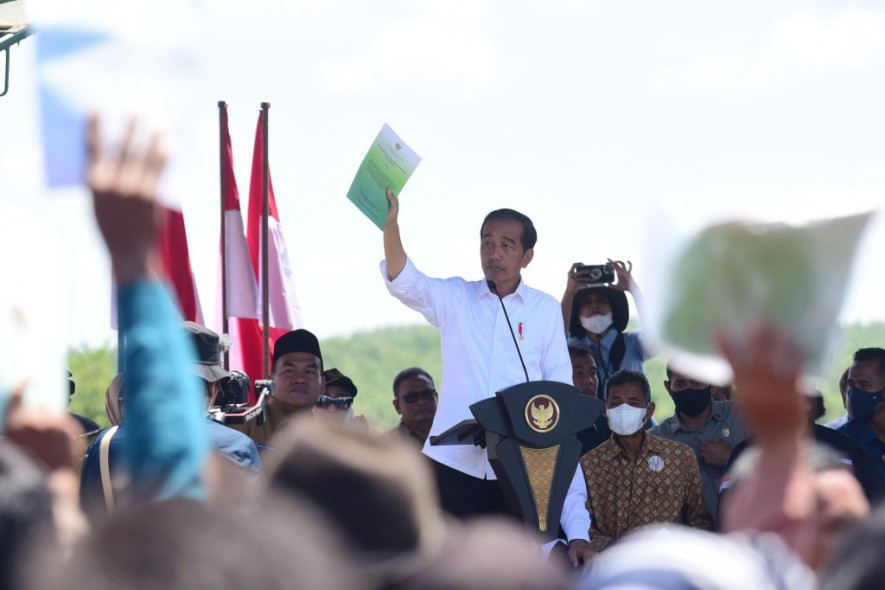 President Jokowi hands over a Social Forestry Decree and a TORA SK to the community in Blora, Central Java, Friday (10/03/2023). (Photo: Public Relations of Setkab/Rahmat)