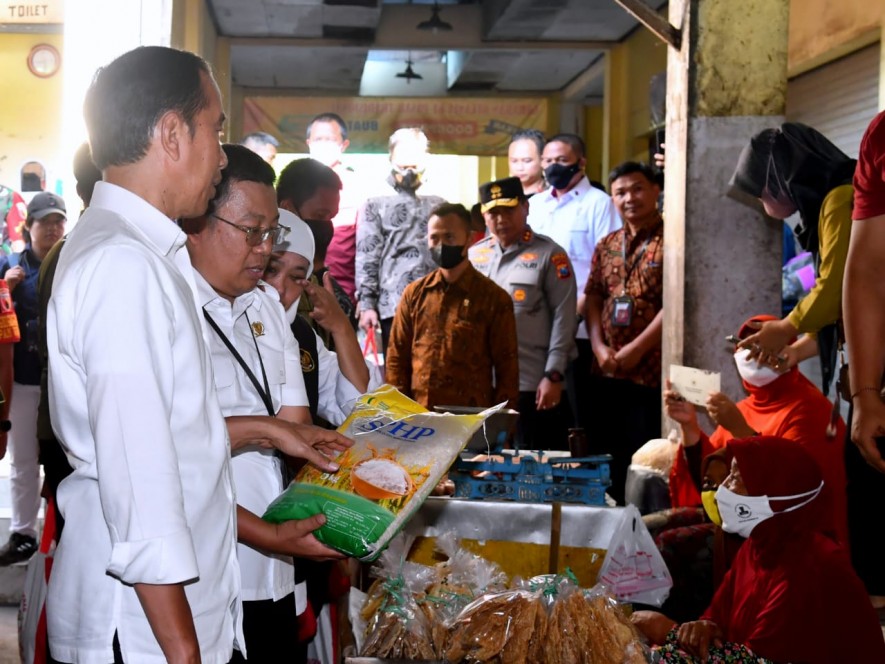 President Jokowi visited Beran Market, Ngawi, East Java, Saturday (11/03/2023) morning. (Photo: BPMI Setpres) 