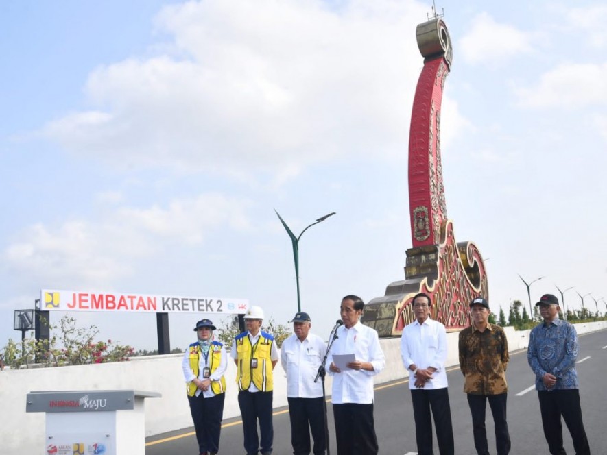 President Jokowi inaugurated the 2nd Kretek Bridge, in Bantul, DI Yogyakarta, Friday (02/06/2023). (Photo: BPMI Setpres)