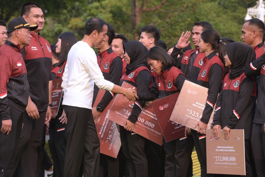 President Jokowi gave bonuses to athletes, coaches and assistant coaches who won medals at the SEA Games Cambodia, Monday (05/06/2023), on the front page of the Merdeka Palace, Jakarta. (Photo: Public Relations of Setkab/Oji)