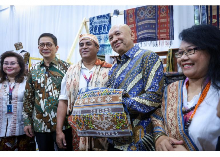 Cooperatives and SMEs Minister is accompanied by Chairperson of ASEAN-BAC Arsjad Rasjid during the inauguration of ASEAN Weekend Market, Friday (09/02). (Photo by: PR of Cooperatives and SMEs Ministry)