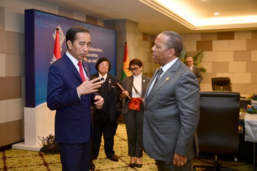 President Jokowi has his first meeting with the Prime Minister of Sao Tome and Principe Patrice Emery Trovoada, at the Bali Nusa Dua Convention Center (BNDCC), Badung regency, Bali province, on Wednesday (10/11). (Source: BPMI of Presidential Secretariat/Muchlis Jr)