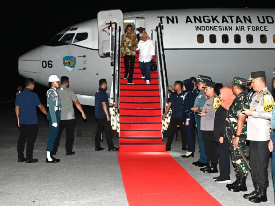 President Jokowi and First Lady Iriana Joko Widodo arrive at Juanda International Airport, Sidoarjo regency, East Java province, on Saturday (10/21). (Photo by: BPMI of Presidential Secretariat/Kris)