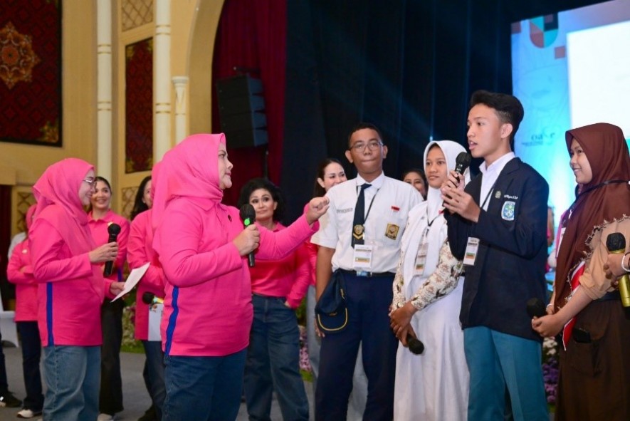 First Lady Iriana Jokowi along with members of OASE KIM attend the anti-narcotics and digital literacy dissemination at Cak Durasim Building, Surabaya city, East Java province, on Thursday (10/26). (Photo by: BPMI of Presidential Secretariat)