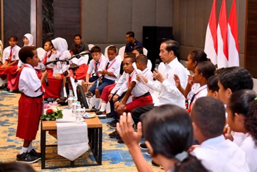 Jokowi and student at Papua