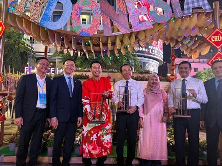 Indonesia Enlivens Nguyen Hue Flower Street Festival in Ho Chi Minh City with Angklung Tunes