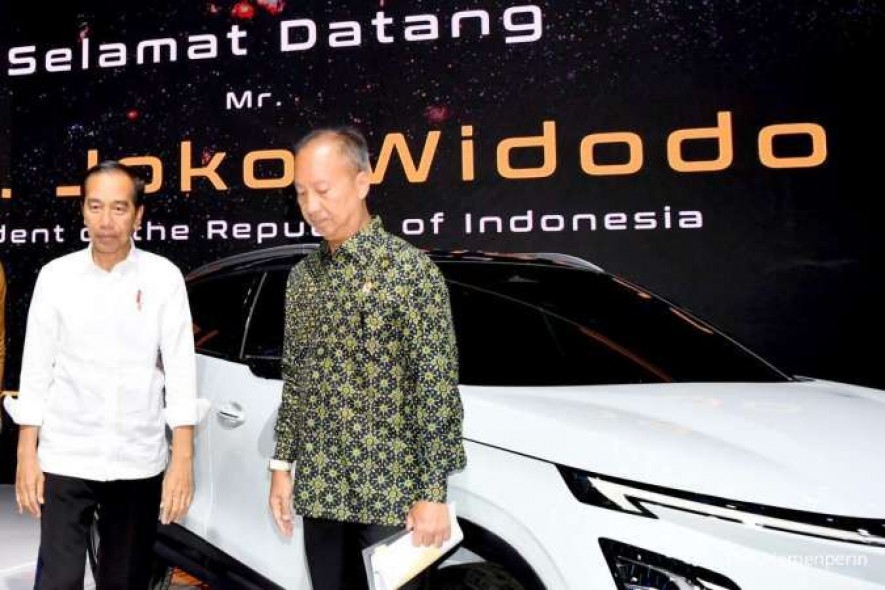 President Jokowi and Industry Minister Agus Gumiwang Kartasasmita