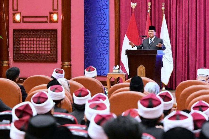 President Prabowo Meets with Indonesian Students of Al-Azhar University 