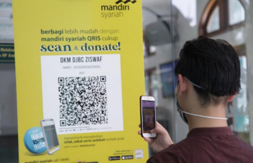 Nasabah menggunakan QRIS m Banking Mandiri Syariah (Doc: Mandiri Syariah)