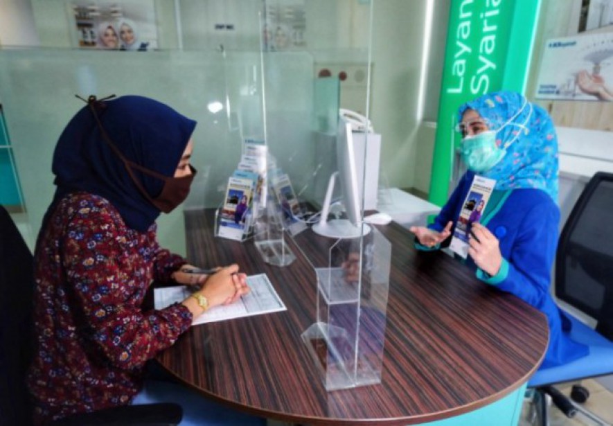 Customer service sedang melayani nasabah (Doc:BCA Syariah)