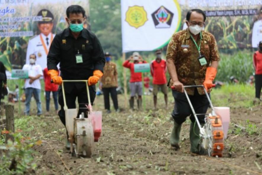 Menteri Pertanian Syahrul Yasin Limpo saat mencoba alsintan di lahan pertanian