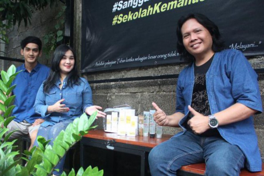 Pengusaha Produk kecantikan Deethree Beauty Care, Dian Triana Widiastuti bersama artis Ageng Kiwi. 