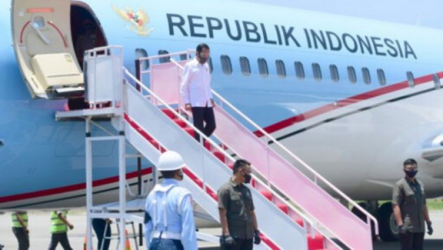 Kepala Negara bersama rombongan terbatas lepas landas menuju Kabupaten Manggarai Barat dengan Pesawat Kepresidenan Indonesia-1 melalui Pangkalan TNI AU Halim Perdanakusuma sekira pukul 09.15 WIB.